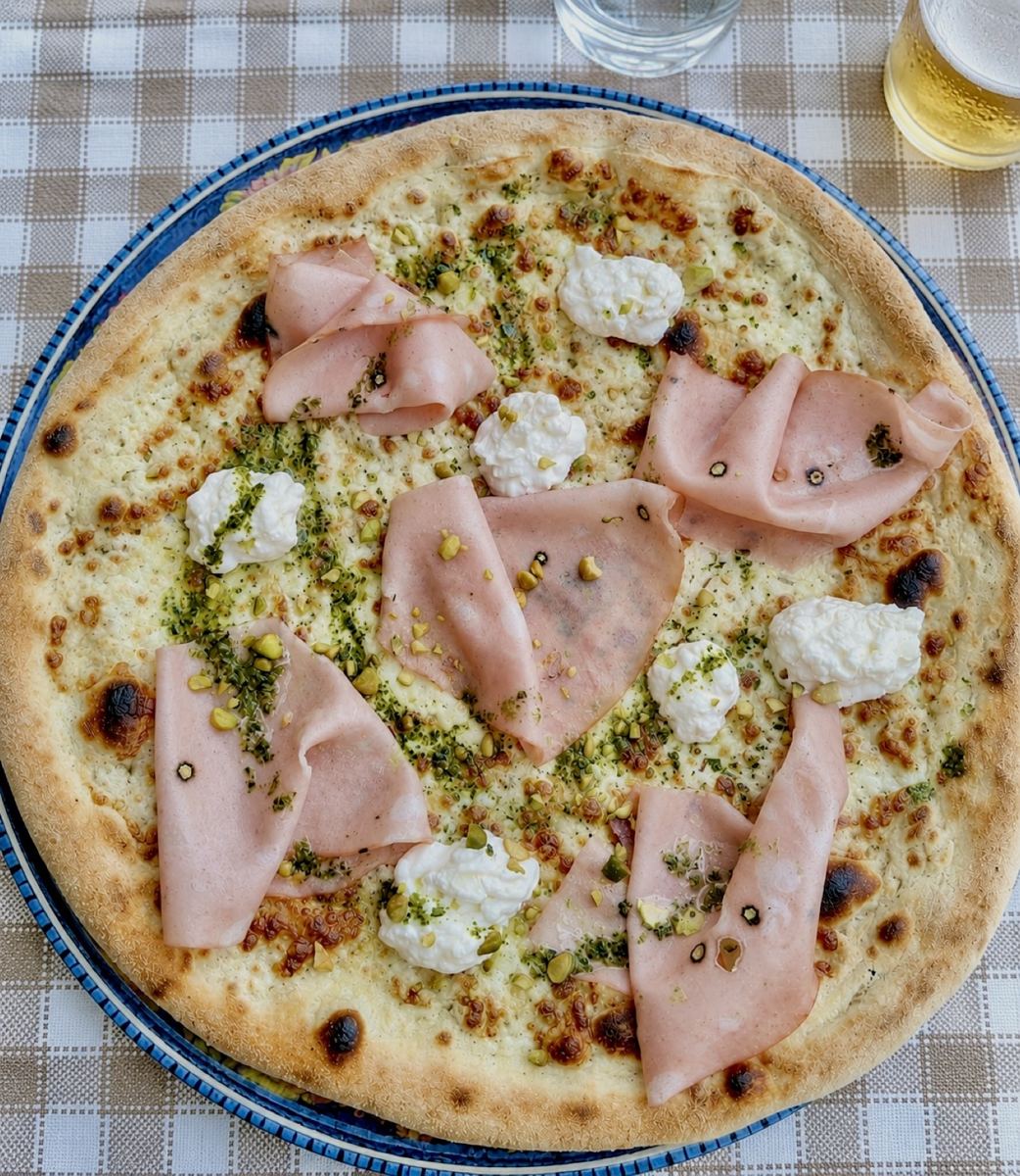 Pizza mortadelle, stracciatella et pistaches